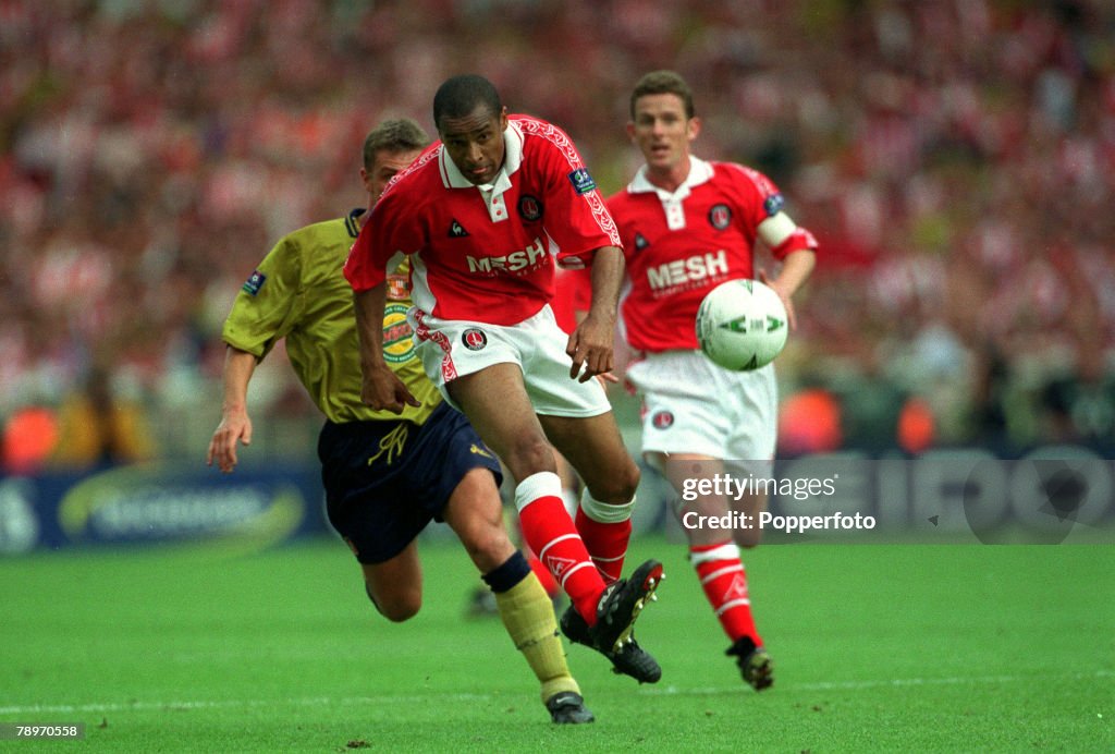 Sport. Football. pic: 25th May 1998. Division 1 Play-Off Final at Wembley. Charlton Athletic 4 v Sunderland 4 (after extra time, Charlton win 7-6 on penalties). Charlton Athletic's Mark Bright on the attack.