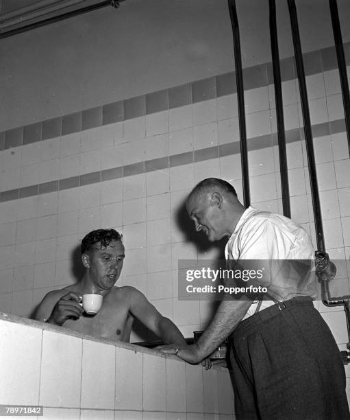 Football, Arsenal Football Club, Highbury, London, England Arsenal player Laurie Scott enjoys a cup of tea in the dressing room bath after their...