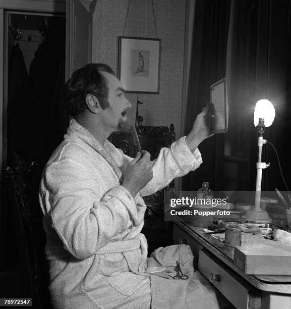 First Englis Actor Ralph 225 Ralph Richardson English Actor Stock Photos, High-Res Pictures, and ...