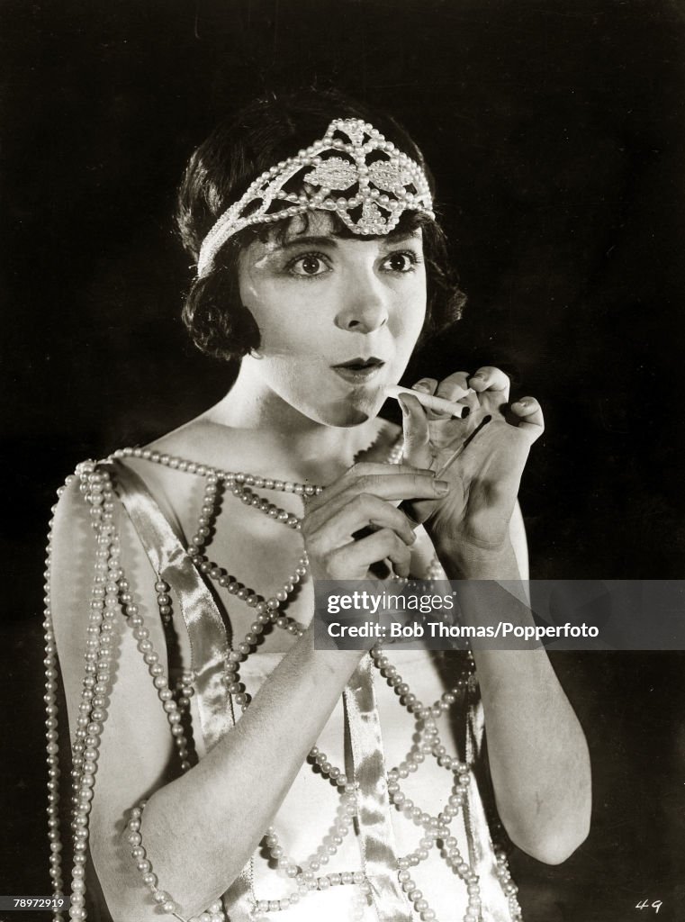 frase desastre binario 1923, American actress Colleen Moore, as she appeared in the 1923...  Fotografía de noticias - Getty Images