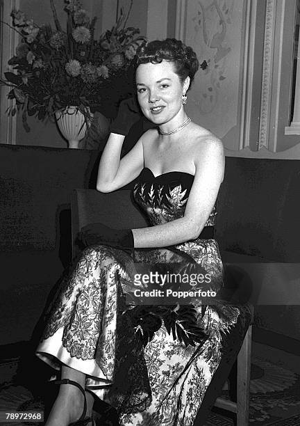 London, England, American film star Wanda Hendrix is pictured at the Embassy Club