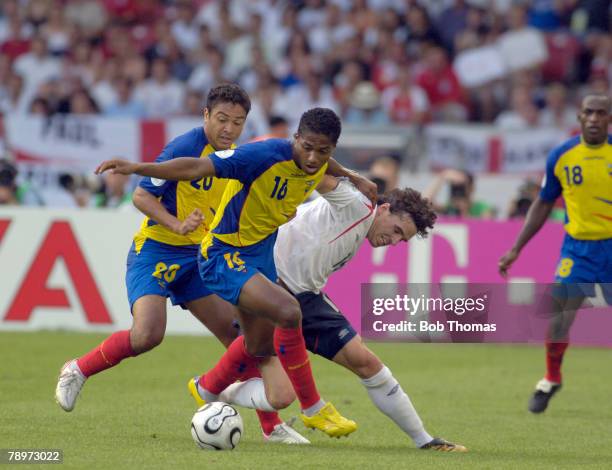 Sport, Football, FIFA World Cup, Stuttgart, 25th June 2006, England 1 v Ecuador 0, England's Owen Hargreaves tangles with Ecuador's Edwin Tenorio,...