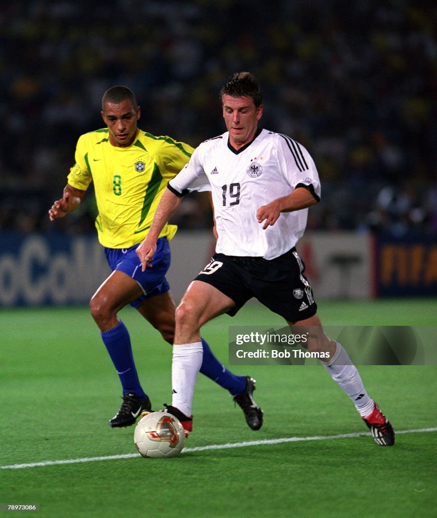 Football. FIFA 2002 World Cup Final. Yokohama, Japan. 30th June 2002. Brazil 2 v Germany 0. Germany's Bernd Schneider on the ball watched by Brazil's Gilberto Silva.Credit: POPPERFOTO/JOHN McDERMOTT