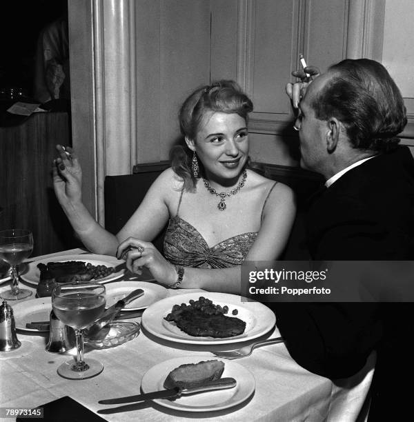 eating after smoking cigarette London Film actress Sandra Dorne smoking a cigarette after eating a... News Photo eating after smoking cigarette London Film actress Sandra Dorne smoking a cigarette after eating a... News Photo