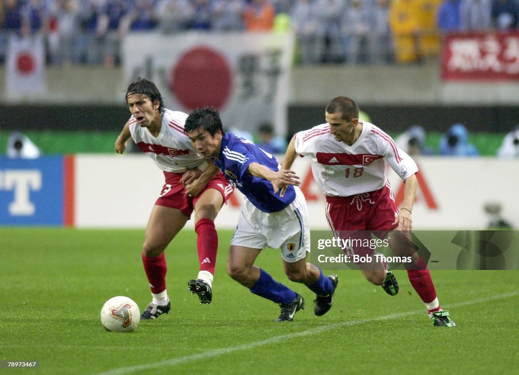 BT Football. FIFA World Cup Finals. Miyagi, Japan. 18th June 2002. Japan 0 v Turkey 1. Japan's Akinori tries to escape the challenges of Turkey's Bulent Korkmaz and Ergun Penbe.