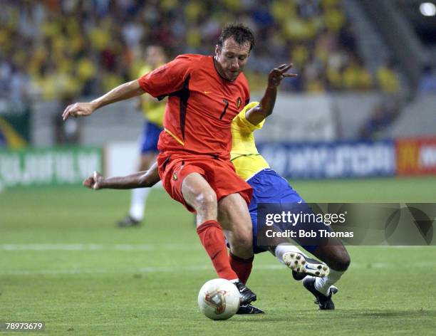 Football, 2002 FIFA World Cup Finals, Kobe, Japan, 17th June 2002, Brazil 2 v Belgium 0, Brazil's Roque Junior challenges Belgium's Marc Wilmots