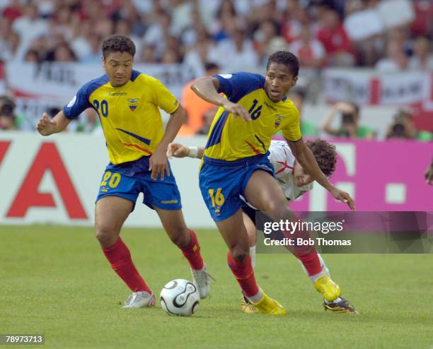 Sport, Football, FIFA World Cup, Stuttgart, 25th June 2006, England 1 v Ecuador 0, Ecuador's Edwin Tenorio and Luis Valencia, block England's Owen...