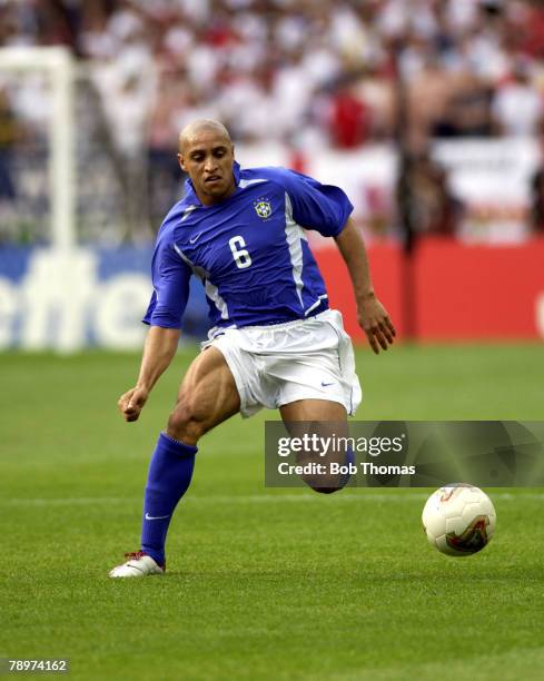 Football, 2002 FIFA World Cup Finals, Shizuoka, Japan, 21st June 2002, England 1 v Brazil 2, Roberto Carlos of Brazil