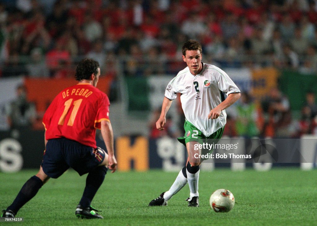 Football. 2002 FIFA World Cup Finals. Second Phase. Suwon, South Korea. 16th June 2002. Spain 1 v Republic Of Ireland 1. (Spain win on penalties). Ireland's Steve Finnan is faced by Spain's De Pedro.Credit: POPPERFOTO/JOHN MCDERMOTT
