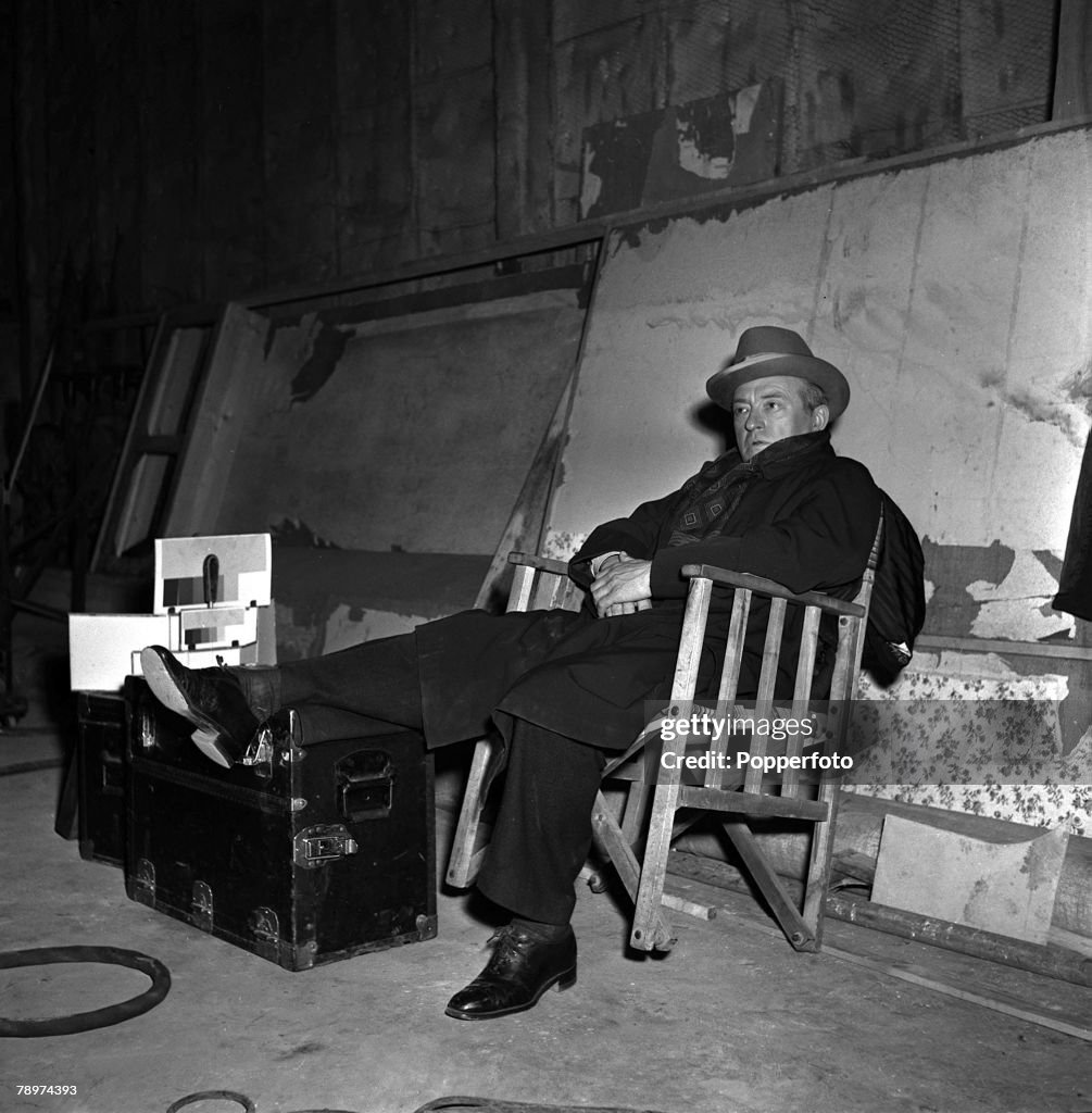 1952. Making the film "The man who watched the trains go by", Claude Rains pictured sitting down.