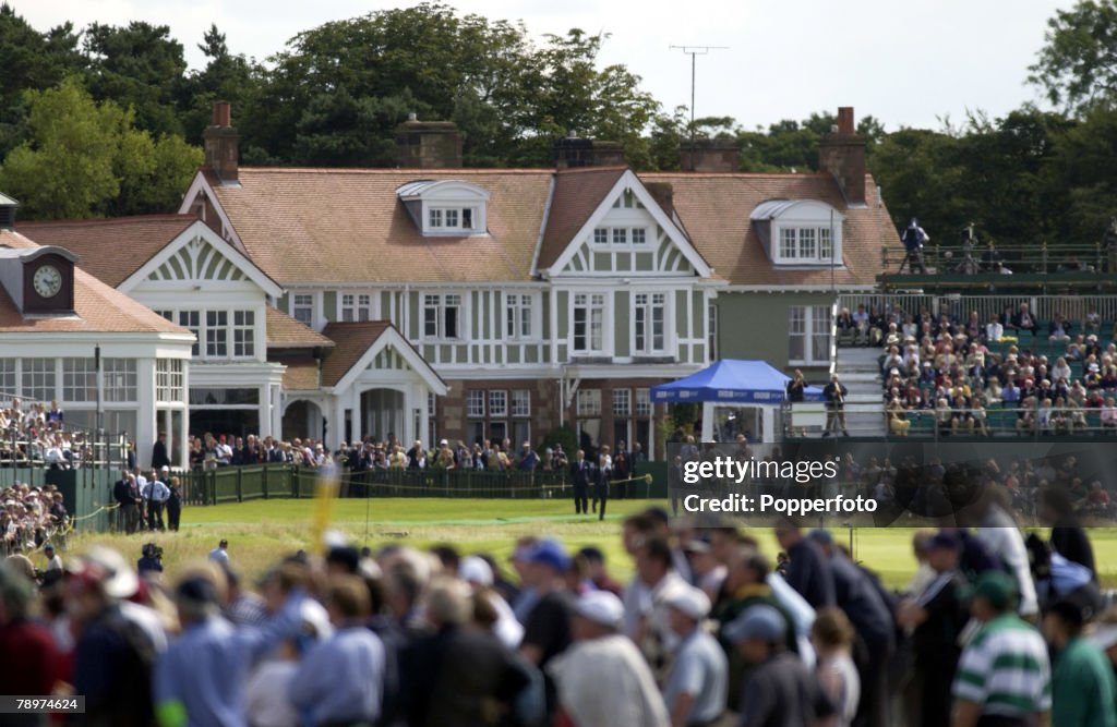 PF The 2002 British Open Golf Championship. Muirfield, Scotland. 21st July 2002. A general view of the 18th green and clubhouse.Credit: POPPERFOTO/DAVE JOYNER.