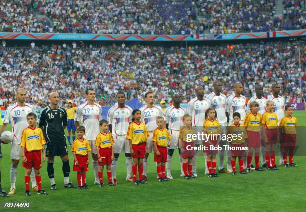 Sport, Football, FIFA World Cup, Munich, 5th July 2006, Semi Final, Portugal 0 v France 1, The France team line up with the mascots, France,...