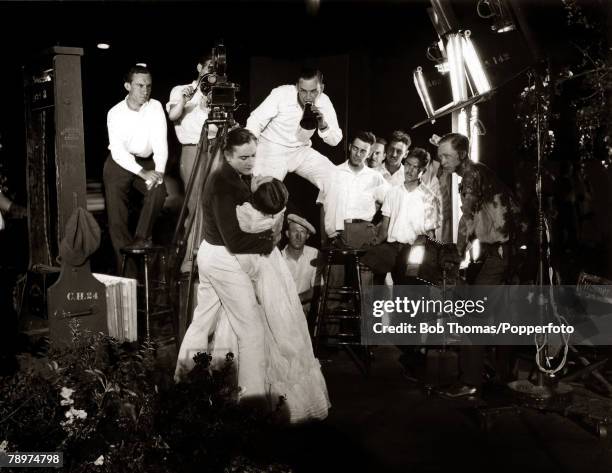 Cinema Personalities, pic: 1926, Actors John Barrymore and Dolores Costello play a love scene on the set of "The Sea Beast"