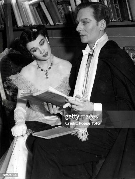 27th January Actress Vivien Leigh with John Gielgud in the latters Haymarket dressing room, They are appearing in "The Doctor's Dilemma"