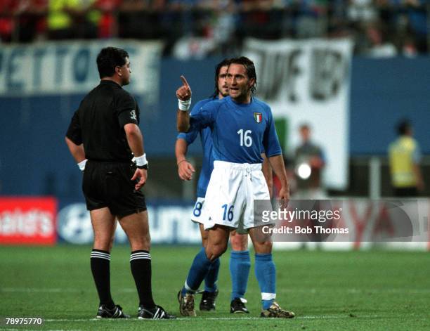 Football, 2002 FIFA World Cup Finals, Second Phase, Daejeon, South Korea, 18th June 2002, South Korea 2 v Italy 1 , Italy's Angelo Di Livio argues...
