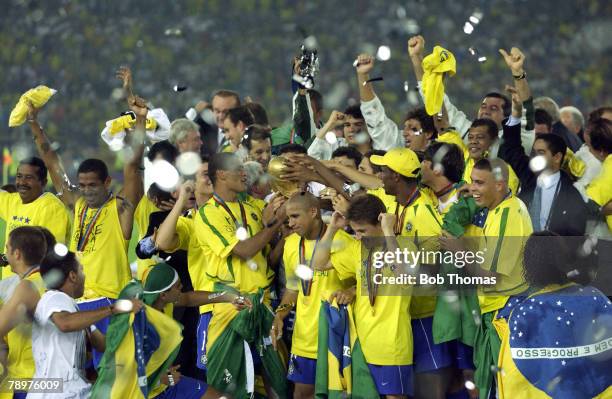 Football, 2002 FIFA World Cup Final, Yokohama, Japan, 30th June 2002, Germany 0 v Brazil 2, The Brazilian team celebrate victory with the World Cup...