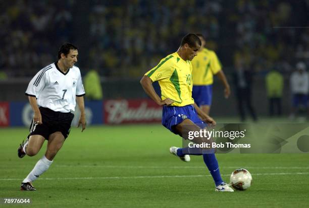 Football, 2002 FIFA World Cup Final, Yokohama, Japan, 30th June 2002, Germany 0 v Brazil 2, Brazil's Rivaldo chased by Germany's Oliver Neuville