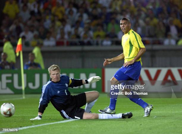 Football, 2002 FIFA World Cup Final, Yokohama, Japan, 30th June 2002, Germany 0 v Brazil 2, Brazil's Ronaldo misses a goal chance watched by German...