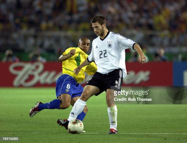 Football, 2002 FIFA World Cup Final, Yokohama, Japan, 30th June 2002, Germany 0 v Brazil 2, Germany's Torsten Frings tackled by Brazil's Roberto...