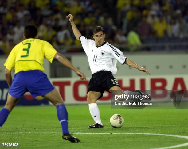 Football, 2002 FIFA World Cup Final, Yokohama, Japan, 30th June 2002, Germany 0 v Brazil 2, Germany's Miroslav Klose kicks the ball at goal