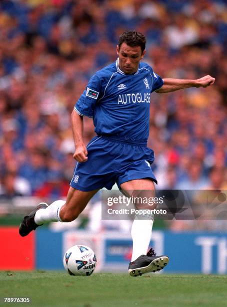 Sport, Football, F.A. Charity Shield, Wembley,13th, August Chelsea 2 v Manchester Utd 0,Gustavo Poyet of Chelsea prepares to strike the ball