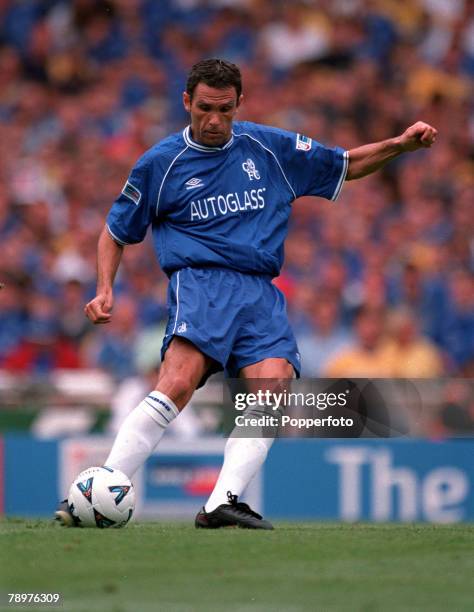 Sport, Football, F.A. Charity Shield, Wembley,13th, August Chelsea 2 v Manchester Utd 0,Gustavo Poyet of Chelsea hits a dead ball, at a free-kick