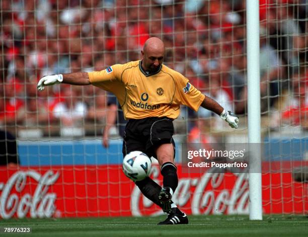 Sport, Football, F.A. Charity Shield, Wembley,13th, August Chelsea 2 v Manchester Utd 0,Fabien Barthez of Manchester United takes a goal kick