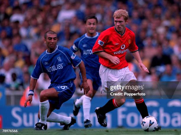 Sport, Football, F.A. Charity Shield, Wembley,13th, August Chelsea 2 v Manchester Utd 0,Chelsea's Roberto Di Matteo is closely watched by Manchester...