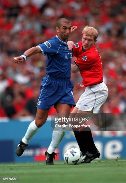 Sport, Football, F.A. Charity Shield, Wembley,13th, August Chelsea 2 v Manchester Utd 0,Chelsea's Roberto Di Matteo with Man, Utd's Paul Scholes...