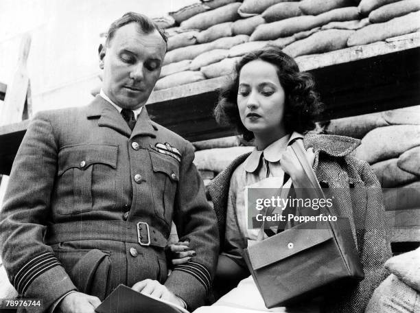 First Englis Actor Ralph 246 Ralph Richardson English Actor Stock Photos, High-Res Pictures, and ...