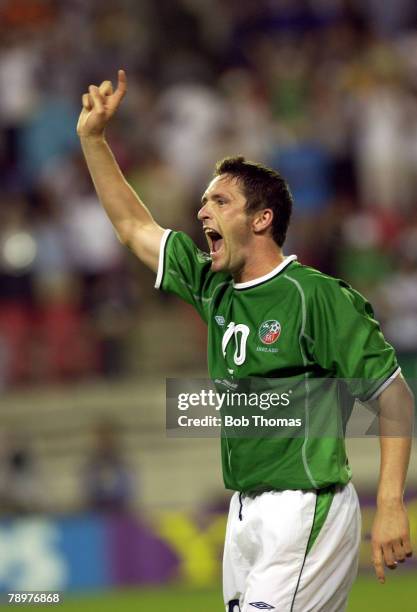 Football, 2002 FIFA World Cup Finals, Ibaraki, Japan, 5th June 2002, Germany 1 v Republic of Ireland 1, Ireland's Robbie Keane salutes the crowd...