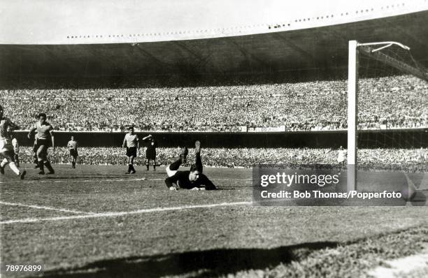 Sport, Football, World Cup Final, 16th July 1950, Maracana Stadium, Rio de Janeiro, Brazil 1, v Uruguay 2, Uruguayan goalkeeper Roque Maspoli looks...