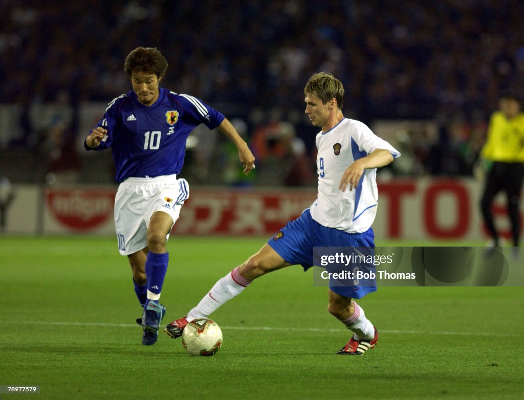 BT Football. 2002 FIFA World Cup Finals. Yokohama, Japan. 9th June 2002. Japan 1 v Russia 0. Russia's Egor Totov with Japan's Masashi Nakayama.