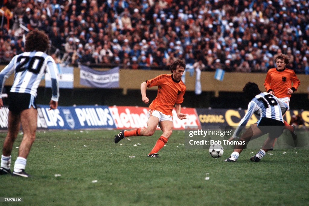 Football. 1978 World Cup Final. 25th June 1978. Buenos Aires, Argentina. Argentina 3 v Holland 1. (aet). Holland's Rob Rensenbrink takes on the Argentina defence.