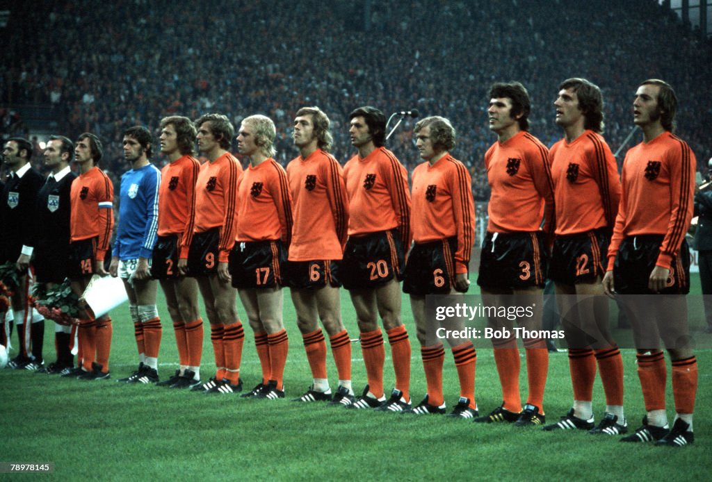 Football. 1974 World Cup Finals. Holland team group: l-r, Cruyff, Jongbloed, Haan, Keizer, Rijsbergen, Rep, Suurbier, Jansen, Hanegem, Krol, Neeskens.