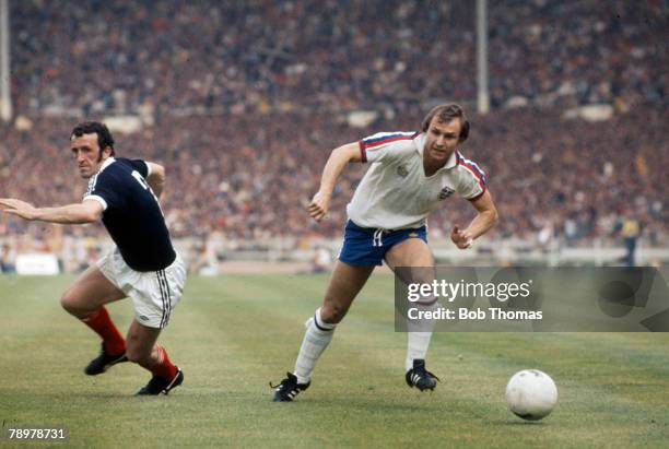 4th June 1977, British Championship at Wembley, England 1 v Scotland 2, England's Dennis Tueart, right, moves past Scotland defender Danny McGrain