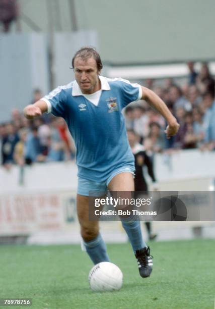 Circa 1982, Manchester City's Dennis Tueart, on the ball, Dennis Tueart won 6 England international caps between 1975-1977