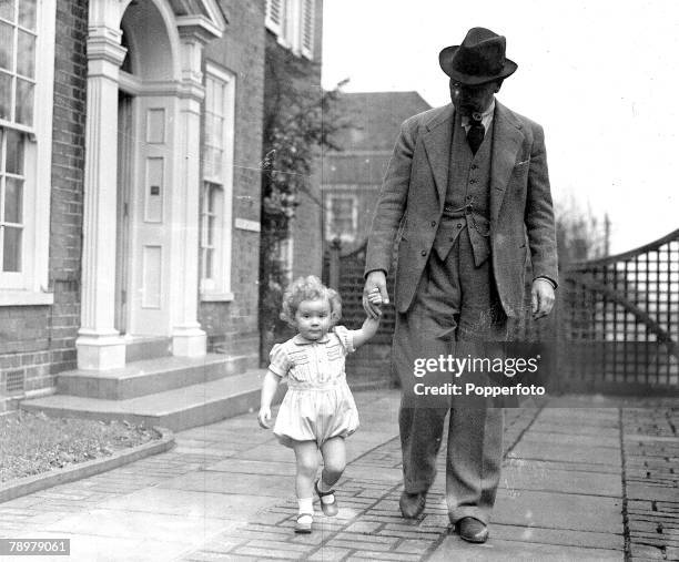 7th August 1947, British actor Sir Ralph Richardson with his son Charles David Richardson at home