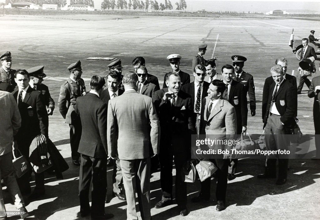 Sport. Football. pic: 21st May 1962. 1962 World Cup in Chile. The England team arrive in Santiago in preparation for the World Cup, after travelling from Lima where they had defeated Peru 4-0 in a friendly the previous day. In this picture, England Manage