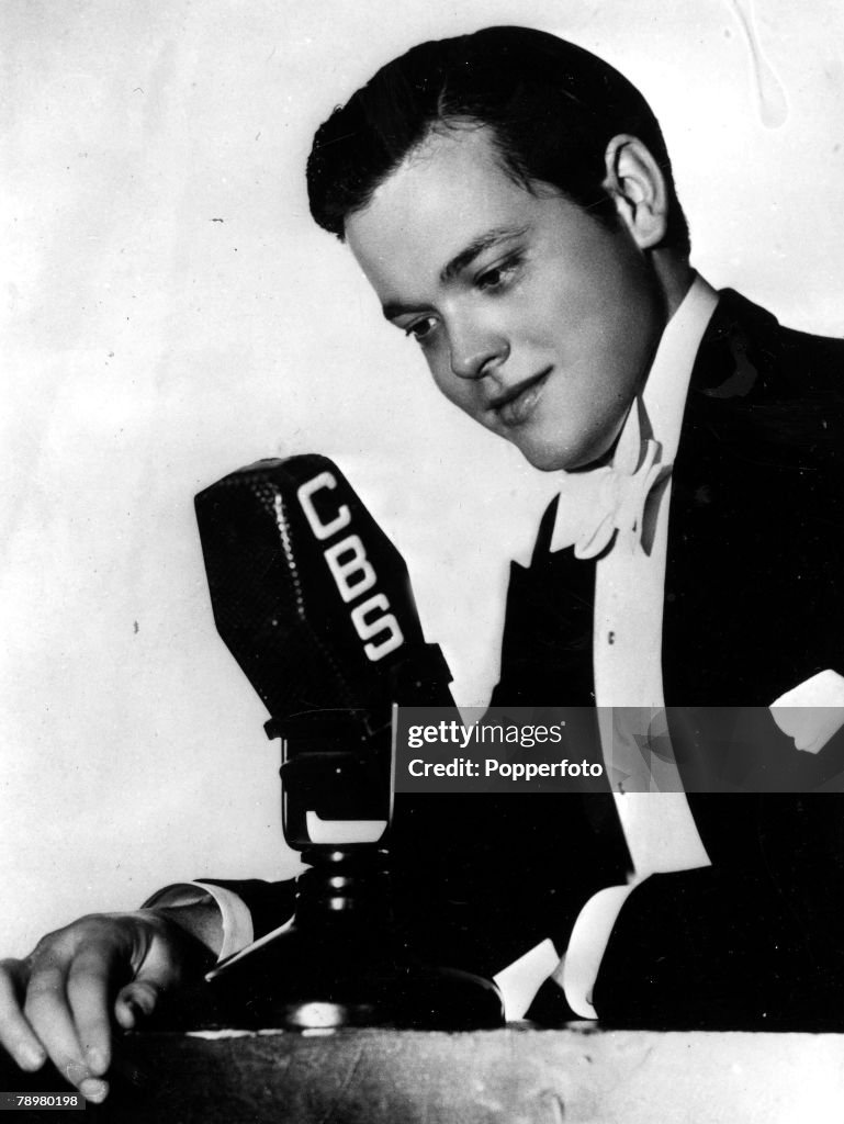 Orson Welles Broadcasts "The War of the Worlds"