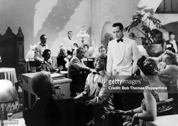 Stage and Screen, Personalities, pic: circa 1942, A scene from the film "Casablanca" with the star Humphrey Bogart, and "Sam" the piano player played...
