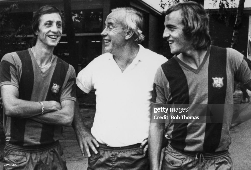 Sport. Football. pic: August 1975. Duisberg, Germany. Barcelona's German Coach Hennes Weisweiler, flanked by Barcelona's Dutch stars Johan Cruyff, left and Johan Neeskens as the club prepare for the coming season.