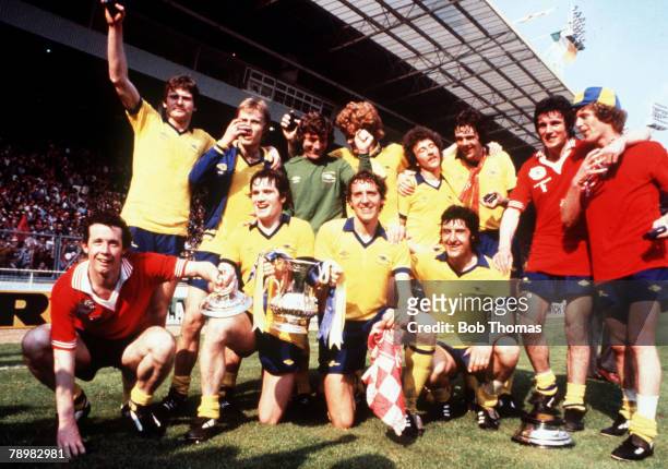 Cup Final, Wembley, Arsenal 3 v Manchester United 2, The Arsenal team celebrate with the trophy after their win
