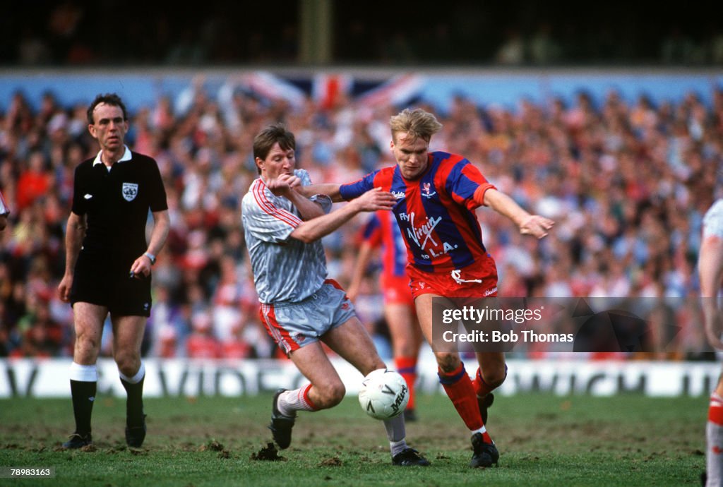 Sport. Football. pic: 8th April 1990.FA. Cup Semi-Final at Villa Park. Crystal Palace 4. v Liverpool 3. a.e.t. Crystal Palace's Geoff Thomas, right, tries to hold off a challenge from Liverpool's Ronnie Whelan.