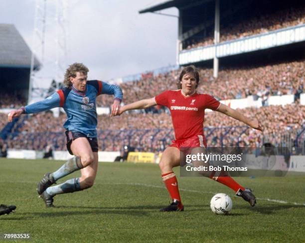Sport, Football, FA Cup Semi-Final at White Hart Lane, Liverpool 2 v Southampton 0 a,e,t, pic: 5th April 1986, Liverpool's Jan Molby prepares to...