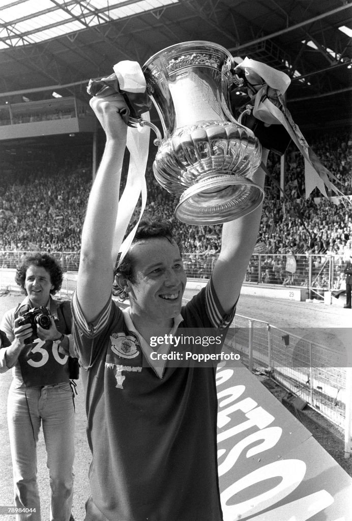 Sport. Football. pic: 1979. 1979 F.A.Cup Final at Wembley. Arsenal 3. v Manchester United 2. Arsenal's Liam Brady raises the F.A. Cup on the lap of honour.