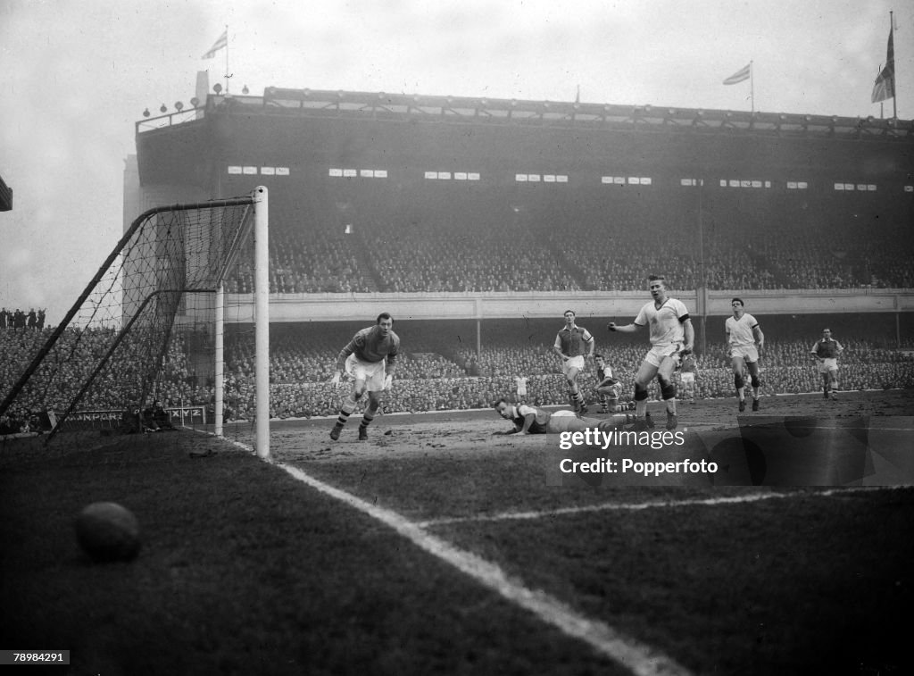 Sport. Football. pic: 1st February 1958. Division 1. Arsenal 4. v Manchester United 5. at Highbury. Arsenal goalkeeper Jack Kelsey watches the ball go out of play after Manchester United's Bobby Charlton had challenged his namesake, the grounded Arsenal f