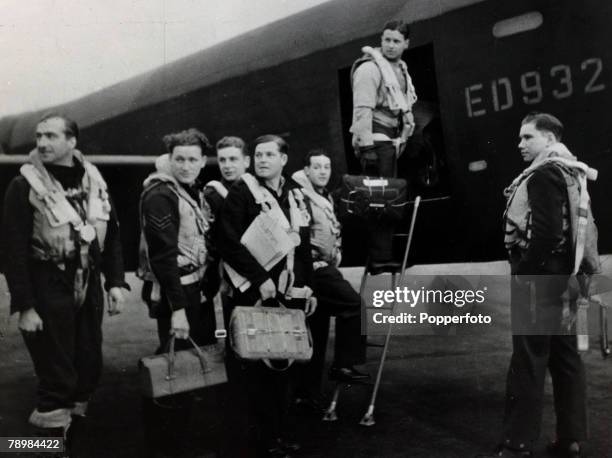 World War II, Personalities, pic: circa 1943, The crew of 617 squadron's G for George board the Lancaster bomber l-r, Trevor-Roper, Pulford, Deering,...