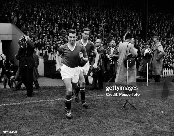 Football, Circa 1959, Manchester United's Ronnie Cope and Freddie Goodwin run onto the pitch before the start of the match