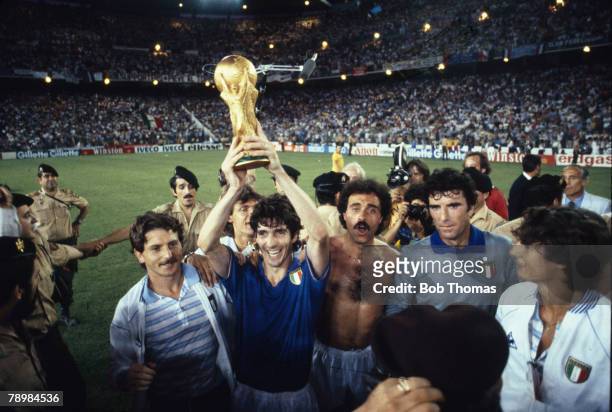 Sport, Fottball,1982 World Cup Final, Madrid, Spain, 11th July Italy 3 v West Germany 1, Italy's Paolo Rossi holds aloft the World Cup trophy on...